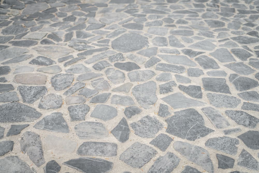 Fornecedor de pedras naturais: conheça as principais aplicações em piso externo