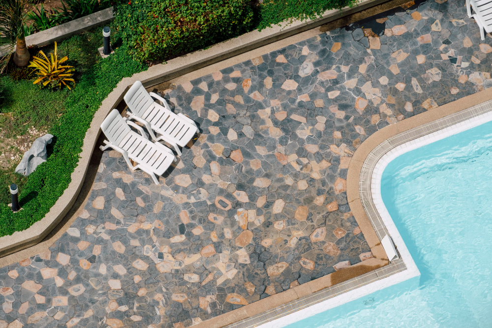 Conheça as principais pedras para bordas de piscina e onde comprá-las