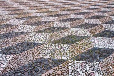 Pedra portuguesa em calçada: como usar e quais suas características?