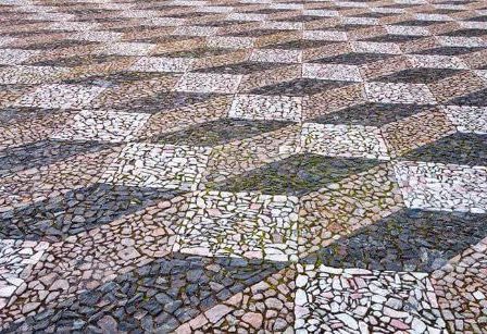 Pedra portuguesa em calçada: como usar e quais suas características?