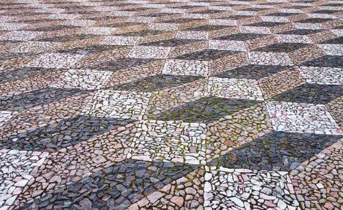 Pedra portuguesa em calçada: como usar e quais suas características?