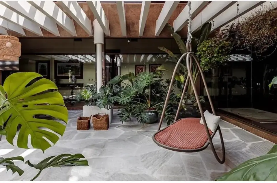 Pedras naturais aplicadas em piso de área externa