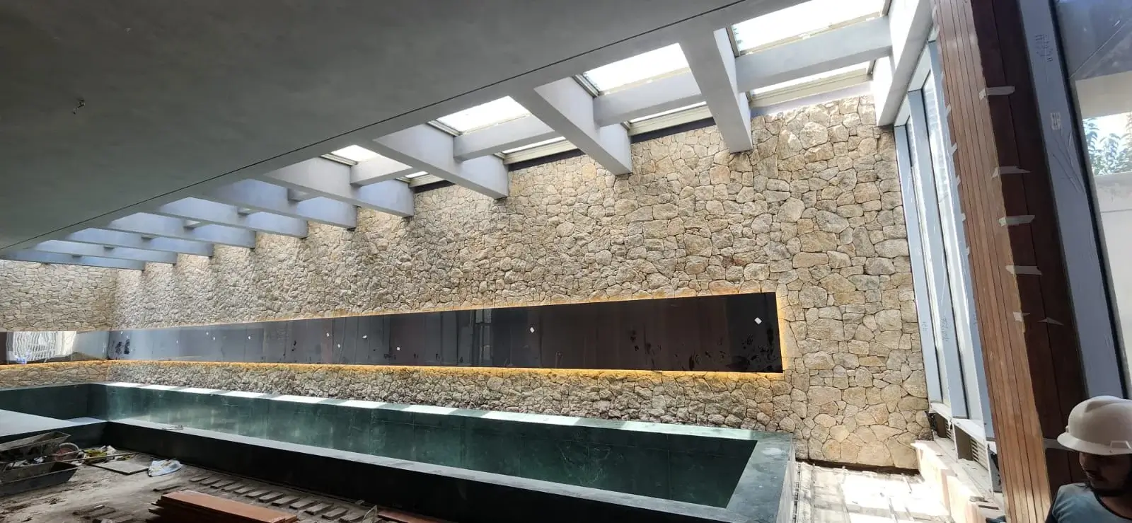 Parede interna revestida com pedras naturais
