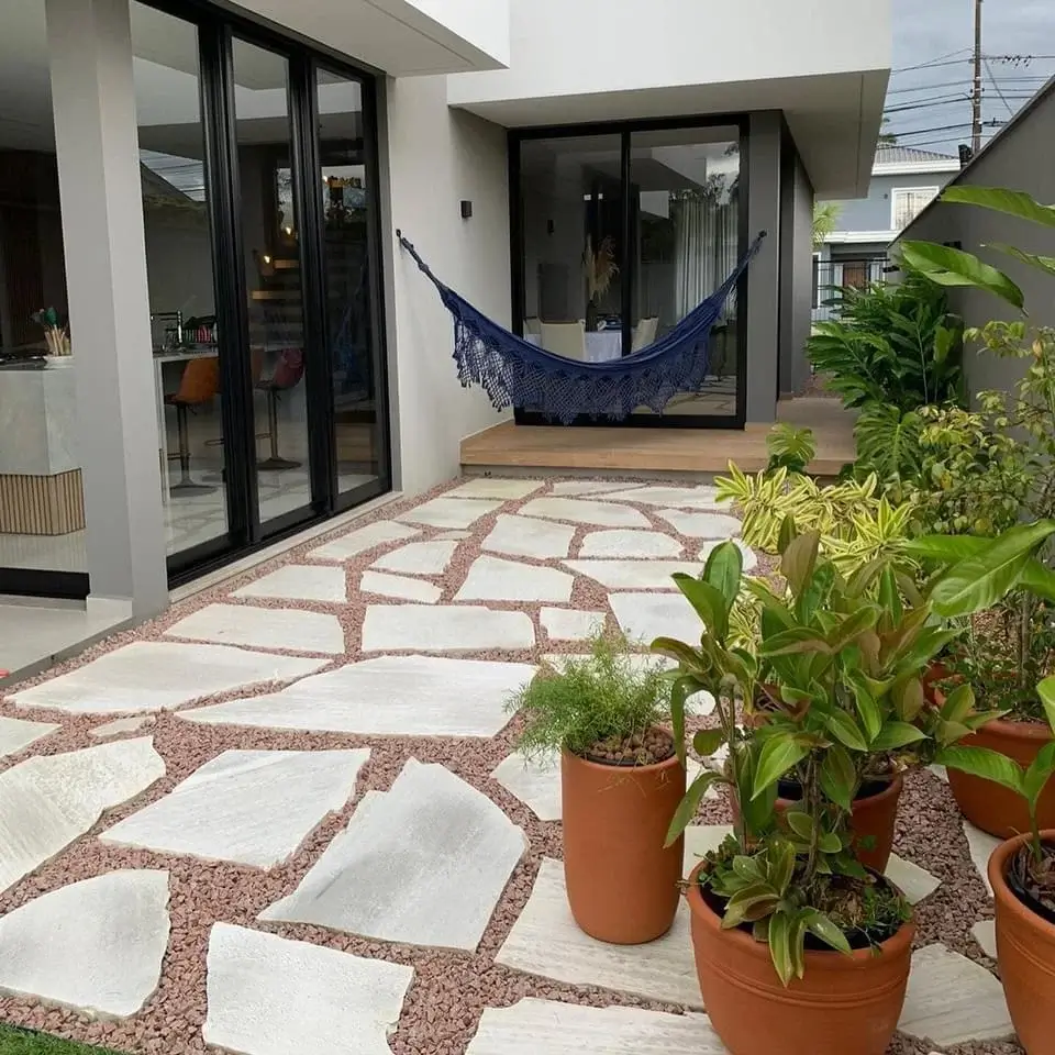 Caminho de jardim produzido com pedras naturais