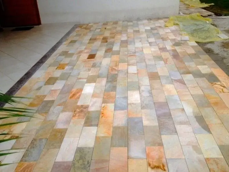 Piso externo produzido com pedras naturais multicoloridas