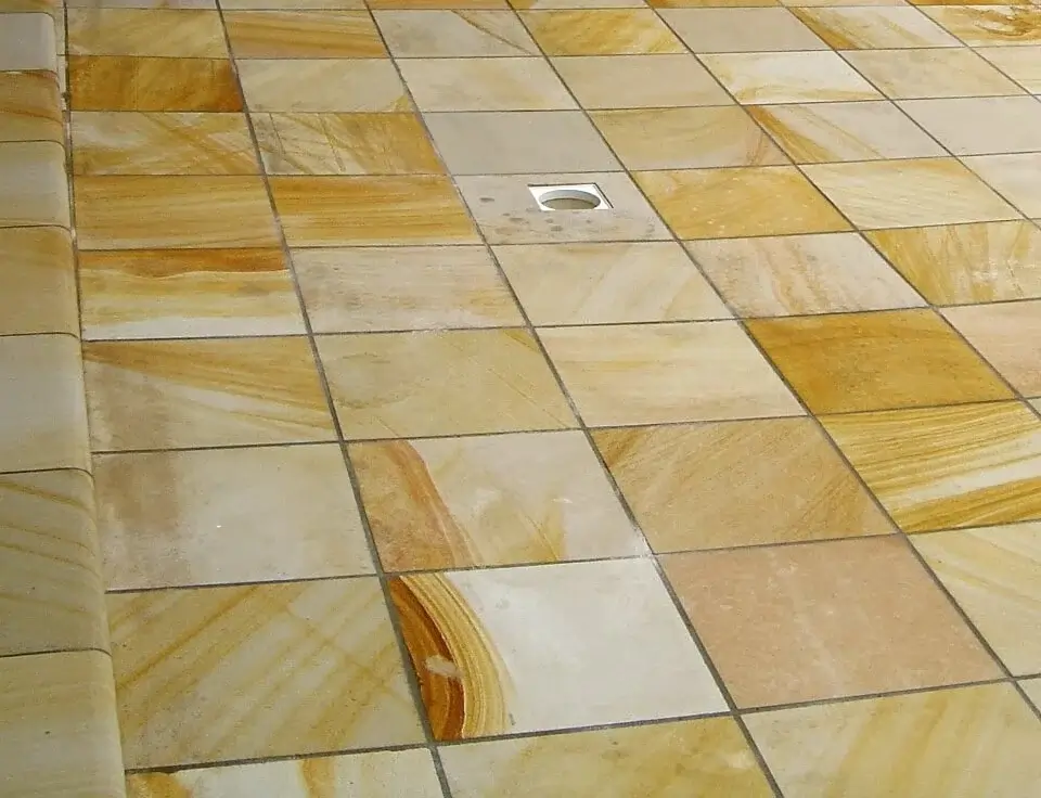 Parede de jardim revestida com pedras naturais claras